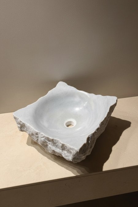 حوض مغسلة حجر طبيعي بتصميم خام فريد